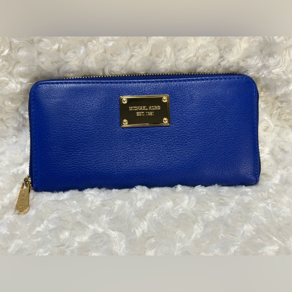 💙Michael Kors Royal Blue Wallet with Gold Plate💙
